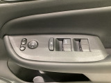 ハンドルの右側に電動格納付きパワーミラーの操作スイッチがついています。左右のサイドミラーの角度調節も微調整ができて便利です。パワーウインドウは運転席でドア4枚とも上下の操作ができるようになっています。