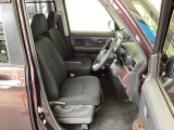 フロント広々、セパレートシートの運転席は、ハイトアジャスターが付いているので、快適にドライブができます。ハンドルはチルトステアリングで、ハンドル位置を上下に調節できます。