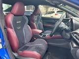 【RECARO製シート】人間工学に基づいた面圧分布によって腰への負担や長時間運転時の疲労発生を軽減☆一目でレカロとわかるスポーティなルックスが特徴です。