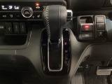 CVT車のセレクトレバーです。低速から高速まで、変速ショックのないスムーズな走りと、エンジン効率のよい領域を維持して燃費にも貢献します。サイドブレーキはスイッチ操作の電子制御パーキングブレーキです。