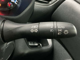 【オートライト】車のセンサーが周囲の明るさを感知し、自動でヘッドライトを点灯・消灯する機能です。この機能は夕暮れ時の交通事故が多い時間帯の安全性を高めてくれます。