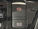 【電動パーキングブレーキ】パーキングブレーキは便利な電動式!ボタン一つで操作でき、アクセルを踏めば自動で解除されます♪レバーやペダルが無いので運転席廻りもすっきりしますね♪