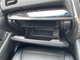 【グローブボックス】大容量のグローブボックスです!!車検証ケース他、日頃使う小物類の収納スペースもたくさんあります!