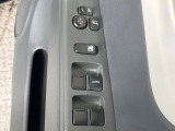 【電動格納ミラー】サイドミラーは電動格納式となっており、狭い駐車場でもキズがつくリスクを抑えられます。