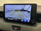 リバースギアに入れるだけで後方の表示へ切り替わります。夜間や雨の日の駐車も楽になりますよ。