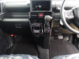 手元のボタンから、オーディオやナビなどの操作ができりるので、よそ見をせずに安全に運転に集中できます。