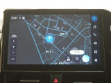 ディスプレイオーディオ(コネクティッドナビ対応)PLUS搭載。T-Connectご契約で2027年1月まで利用できるナビ(期限到来後は有償)と、解約後も利用できる車載ナビが搭載されています。
