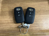 【スマートキー】 スマートキーを携帯していれば、ドアハンドルのボタンを押してロックの解除ができ、パワースライドドア(左側)もワンタッチで開閉できます。