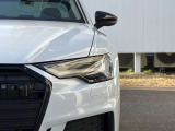 マトリクスLEDヘッドライト装備 複数のセンサーとカメラによって他車や歩行者を検出。ドライバーや歩行者の視界を妨げることが無いように、約1億通りの自動配光が可能です。