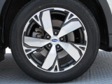 スバル純正18インチアルミホイール。 タイヤサイズは225/55R18。納車時に弊社指定の新品タイヤ4本を交換いたします。