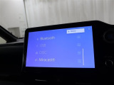 <Bluetooth>スマートフォンなどの機器と車をBluetoothで接続すると、ワイヤレスで音楽を再生できます。