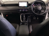 車内は光触媒抗菌消臭施工済です。スタイリッシュなデザインでスポーティなインパネ周りを演出します。グローブボックスやカップホルダーのほかにトレーなどたくさんの収納スペースが付いています。
