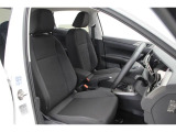 【インテリアとシート】シンプルで飽きのこないレイアウト、デザイン。シートはファブリックです。少し硬めでほど良い大きさのVWのシートは、長時間、長距離運転でも疲れにくい作りになっております。