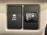 ハンドルの右側にはヘットライトリベライザーとVSA(ABS+TCS+横滑り抑制)の解除スイッチがついています。ヘッドライトリベライザーは道路状況や積荷の加重に応じてライトの高さを調節できます。