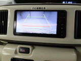 バックカメラ映像:ガイドラインが表示されるので、後ろまでの距離や車の傾きがわかりやすくハンドル操作ができます。