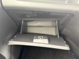 【グローブボックス】大容量のグローブボックスです!!車検証ケース他、日頃使う小物類の収納スペースもたくさんあります!