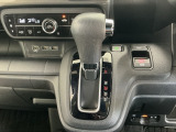 オートマチックシフトレバーは、手になじみ操作しやすい形状で安全運転にもつながります♪