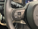 ステアリングにオーディオ操作スイッチが付いています。オーディオ画面に直接タッチしなくても操作が出来ますので、運転に集中できます。