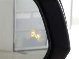 隣車線を走る車両をレーダーで検知し、ドアミラーでは確認しにくい後側方エリアに存在する車両に加え、急接近してくる車両も検知します。車両を検知するとドアミラーに搭載されたLEDインジケーターが点灯します。