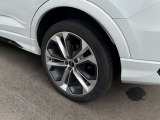 ご納車前には弊社グループの認証工場にて、専門スタッフによる100項目の点検・整備を実施いたしております。