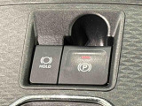 指先だけで簡単に操作が可能な電動パーキングブレーキを採用。「HOLD」スイッチを押すと、渋滞や信号待ちなどでブレーキペダルから足を離しても、ブレーキを保持するので安心です