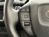 運転中、オーディオの操作をしてて、ハッとしたことはありませんか?ステアリングスイッチは、運転中でもハンドルでオーディオの操作が可能です。安全なドライブをサポートします。