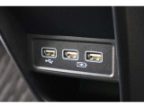 USBオーディオ用ソケットがついていますので携帯電話などを接続すれば音楽等の再生が可能です!充電用ソケットもございます!