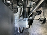 パーキングブレーキは、フットブレーキタイプです。