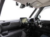 ダイハツのお店では、ダイハツ車を知り尽くしたプロフェッショナルが、専用の診断機器を使って各システムを点検しております。