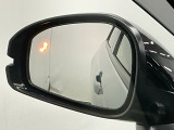 ブラインドスポットインフォメーションは走行中、斜め後ろに車両を感知すると、ドアミラー上のマークを点灯してお知らせします