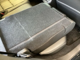 リアシートは簡単に倒すことができるので、ラゲッジルームも広がります。