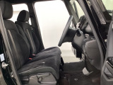 女性でも運転がしやすいように、シートの高さ調整機能(シートリフター)がついています。運転席と助手席の間が空いている為、助手席側への移動がスムーズです。交通量の多い道でも助手席側から乗り降りができます。