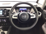 【ハンドル】運転にかかわる様々な操作を安全に行えるように視点移動が少なく操作性に配慮されたスイッチ類が凝縮されたコックピットです。