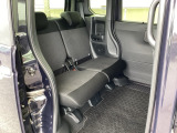 スライドドアだから、隣の車との距離が近い駐車場でも安心。チャイルドシートへの乗せ降ろしや、大きな荷物の積み込みもストレスなく行えます。