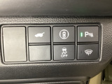 ハンドルの右側にHondaセンシング用のメインスイッチとパワーテールゲートスイッチがついています。パワーテールゲートスイッチは車内からでもテールゲートの開け閉めを電動でできます。