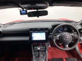 シンプルながら機能性あふれる運転席廻りです。視界性もよく、運転しやすいですよ。