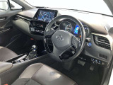 運転席は見やすく整理され、ナビも美しく装着され操作性にも優れています!