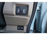 両側電動スライドドア付。通常のドアに比べて、車のボディーに対し平行に開閉し、開けてもスペースを取りません。出入り口が大きいドアはお子様のいるご家庭はもちろん、混んだ駐車場でも大活躍です!