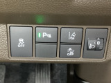 ハンドルの右側にはヘットライトリベライザーとHondaセンシング用のメインスイッチがついています。ヘッドライトリベライザーは道路状況や積荷の加重に応じてライトの高さを調節できます。
