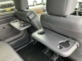 後席専用の簡易テーブルがあります。