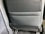 【シートバックポケット】すぐ手に取りたいアイテムをスマートにしまっておけます。限られた空間を有効に活用でき、長距離のドライブでも車内を清潔感のある落ち着いた状態に保ってくれる実用的な機能です。
