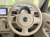インテリアに合わせたデザインのステアリングは、運転される方のことも考え、運転しやすい形状、大きさです。是非一度、実際に触ってお確かめください。