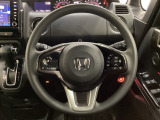 ハンドルにHondaセンシング系のクルーズコントロールやレーンキープアシストなどのスイッチと、オーディオの操作スイッチが装備されています。ハンドルから手を離さず安全に操作できます。