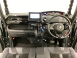 車内は光触媒抗菌消臭施工済です。スタイリッシュなデザインでスポーティなインパネ周りを演出します。グローブボックスやカップホルダーのほかにトレーなどたくさんの収納スペースが付いています。