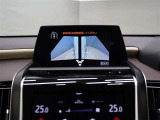 パノラミックビューモニター付きです。車両を上から見たような映像をディスプレイオーディオ画面に表示。運転席からの目視だけでは見にくい、車両周辺の状況をリアルタイムでしっかり確認できます。