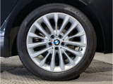 BMWの純正アロイホイールは軽量かつ強度にも優れているホイールで走行性能を引き上げる設計になっております。足元にもBMWは妥協がなくこだわっている個所になります。
