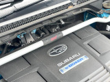 【STIタワーバー】お車の剛性を高めるタワーバーを装備。よりスムーズなコーナリング走行が可能となり、走りも楽しめます。