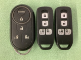 スマートキー付きですからドアロックの開閉およびエンジンスタートが楽々です。電動スライドドアの開け閉めもボタンで操作できます。加えて、純正リモコンエンジンスターター用の操作キーもついています。