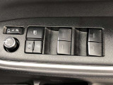 パワーウィンドは今や当たり前の機能ですが、無いと困る機能です。運転席からの操作で、全席の窓を振るオープンにしたり、フルクローズが可能です。