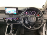 【ハンドル】運転にかかわる様々な操作を安全に行えるように視点移動が少なく操作性に配慮されたスイッチ類が凝縮されたコックピットです。